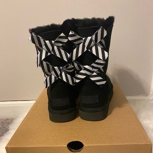UGG W Bailey bow II diagonal stripes
